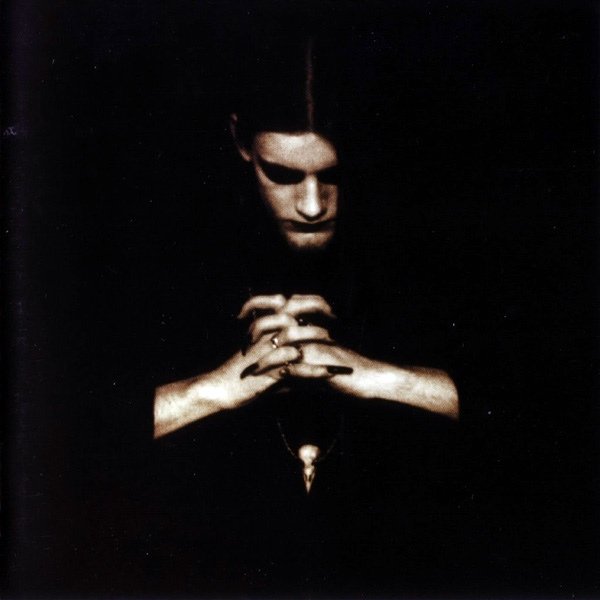 Nattestid ser porten vid cover