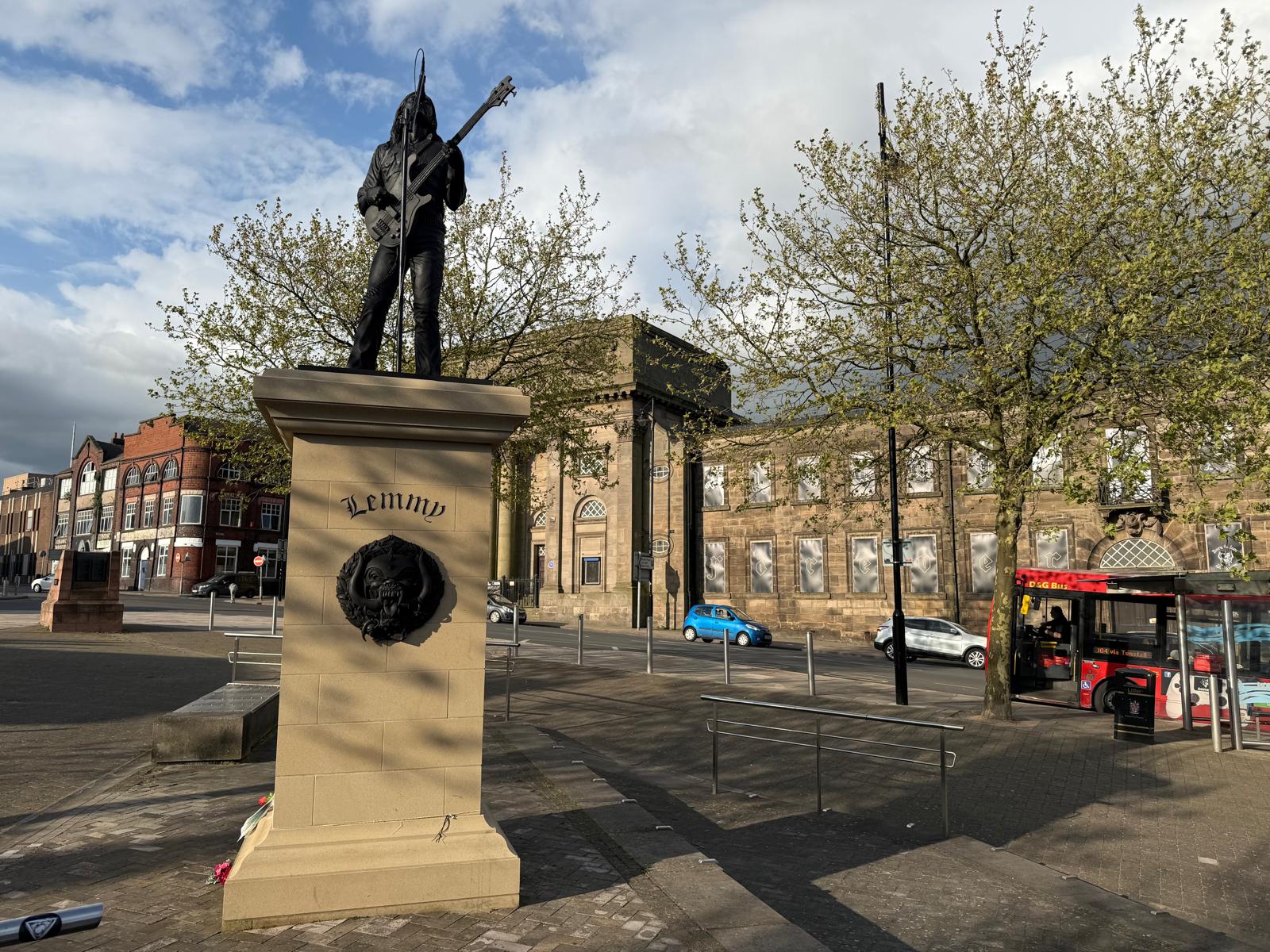 Merecidíma estatua en honor a Lemmy en su localidad natal, Burslem, Stoke-on-Trent (Inglaterra)